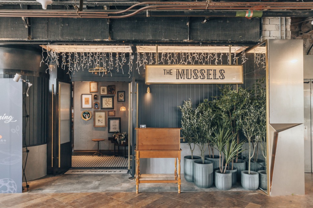The Mussels以法國傳統路邊咖啡廳（al fresco）佈置。