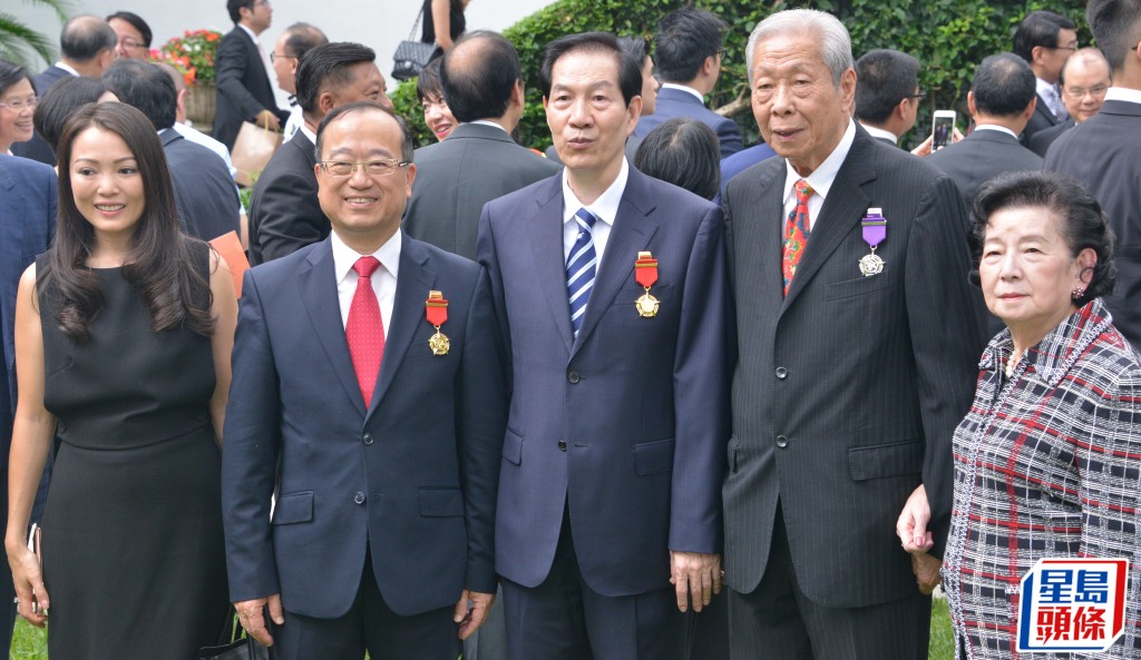 施子清（右二）2016年曾獲得銀紫荊星章。