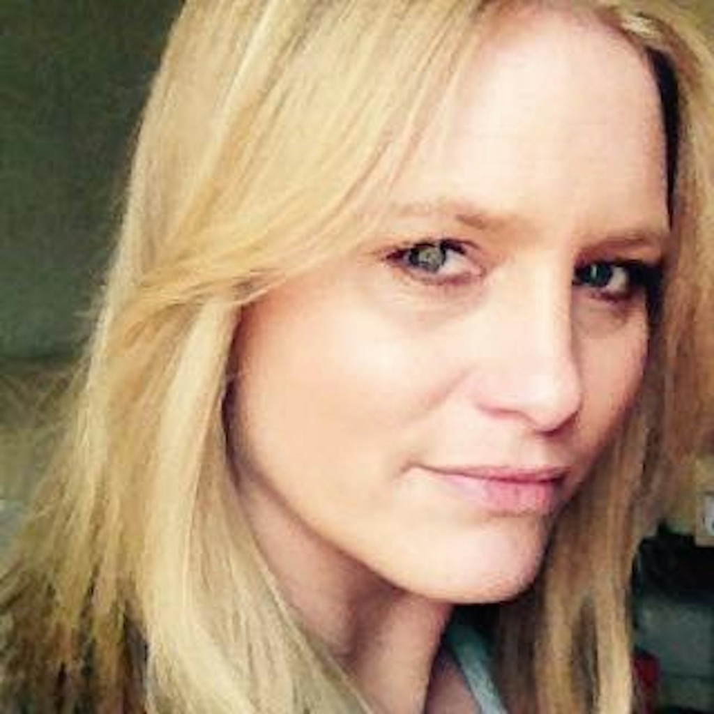 英國46歲超模Georgina Cooper 因門牙有明顯牙縫被稱作「牙縫女孩」。 英國46歲超模Georgina Cooper 因門牙有明顯牙縫被稱作「牙縫女孩」。