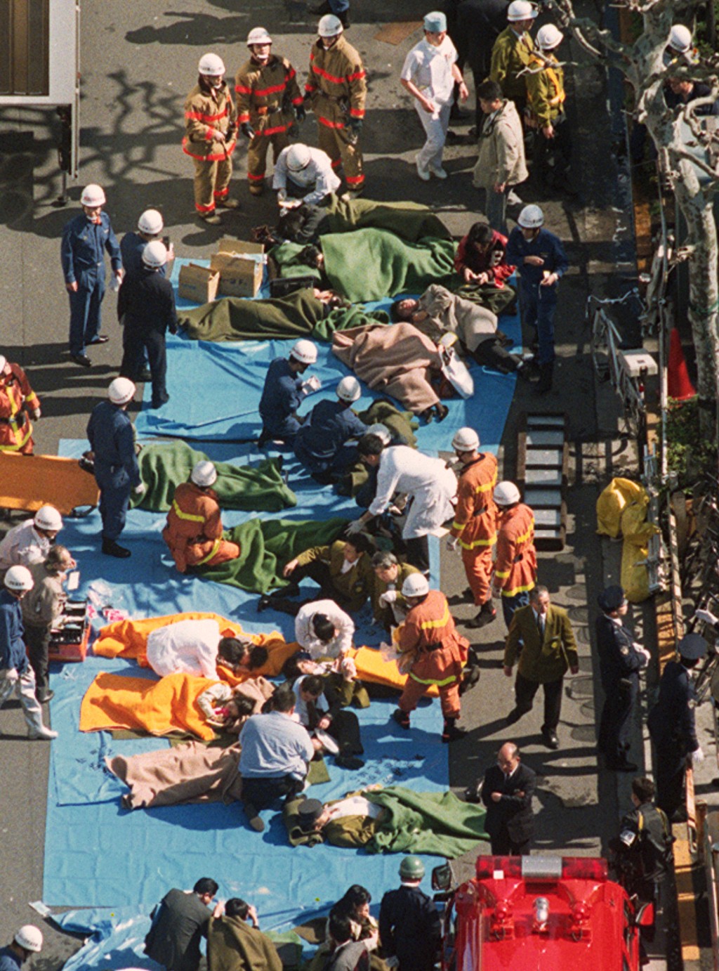 1995年東京地鐵沙林毒氣事件，傷者在築地地鐵站外接受治理。 美聯社資料圖