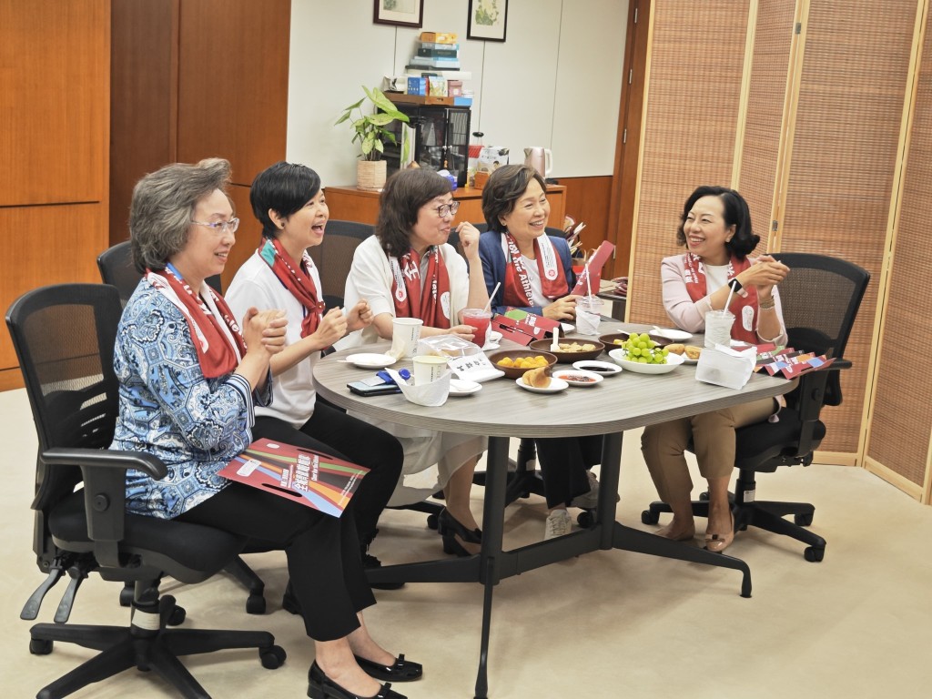 一众女局长相约一起为「香港剑神」张家朗打气，气氛高涨。