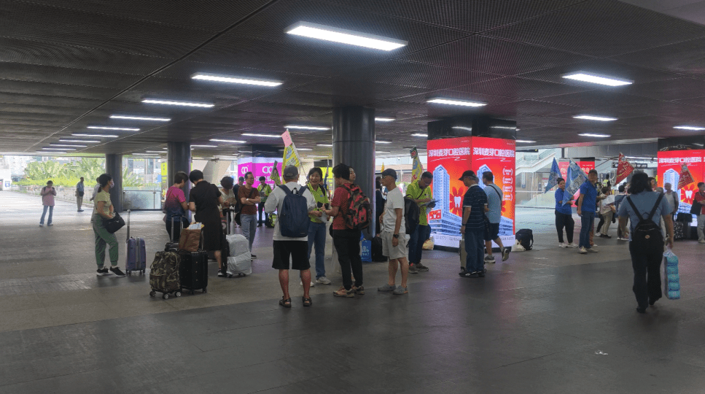 團友先後在羅湖或深圳灣口岸集合,再乘坐旅遊巴前往目的地。 團友先後在羅湖或深圳灣口岸集合,再乘坐旅遊巴前往目的地。