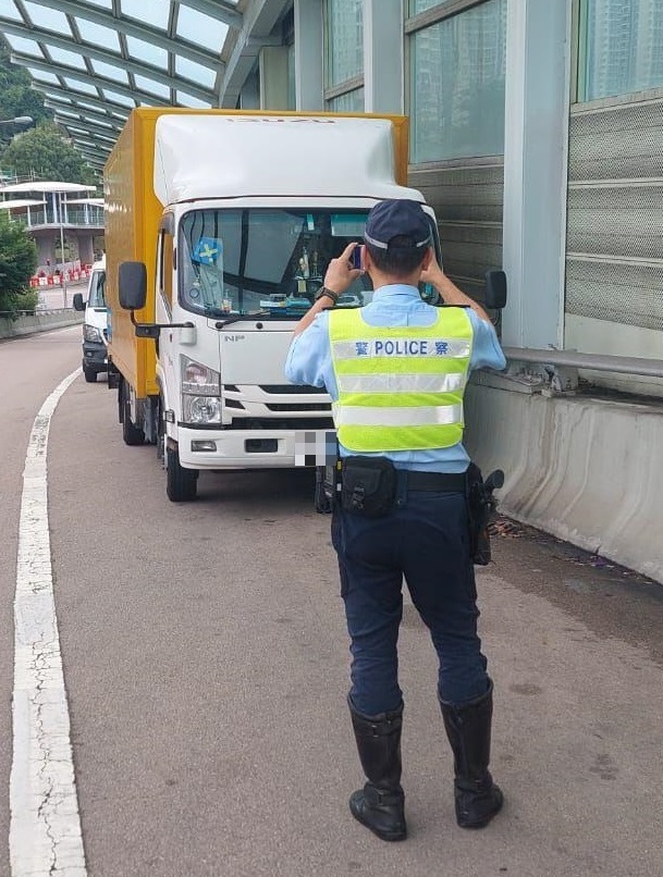 警方昨日在沙田區內進行交通日，主力打擊於區內車輛造成交通阻塞行為、行人不依交通燈號橫過馬路及單車違例事項等。警方提供