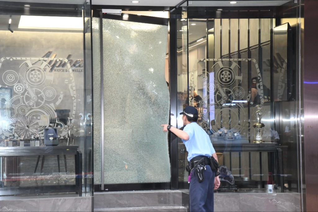 店铺玻璃门被打烂。徐裕民摄