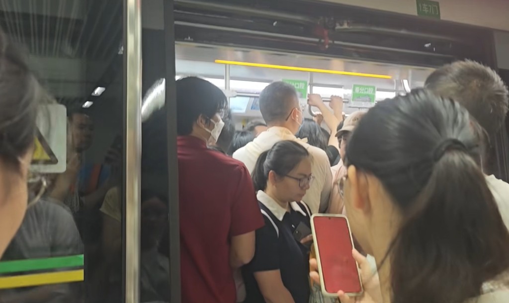 深圳地鐵5號線28日早上發生故障，網民發布「快擠成肉餅」的影片。 抖音