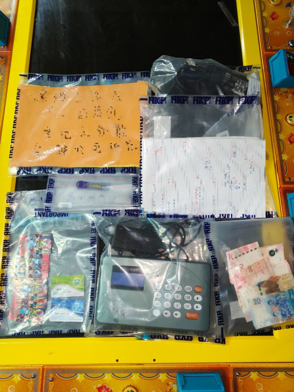 人員檢獲兩部釣魚機、一部讀卡機、一批遊戲卡及約3000元賭款。 人員檢獲兩部釣魚機、一部讀卡機、一批遊戲卡及約3000元賭款。