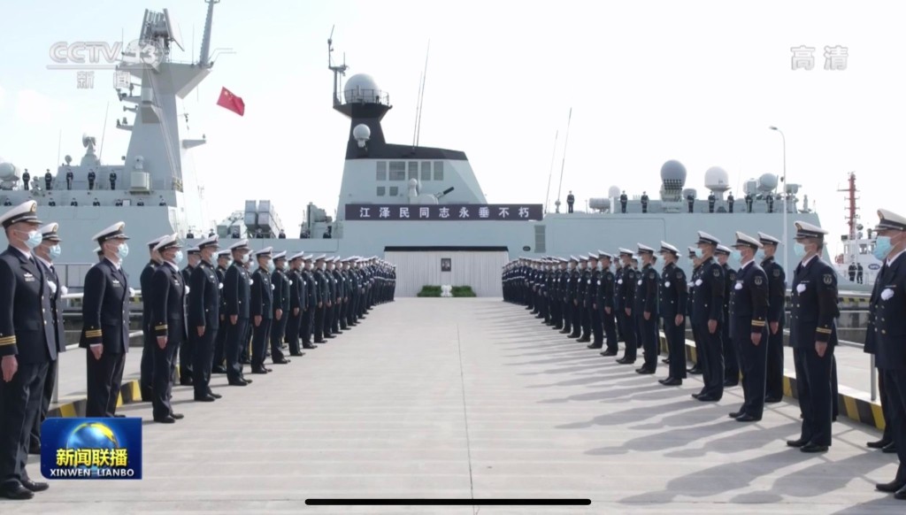 吴淞军港码头，国旗半垂，海军官兵整齐列队。