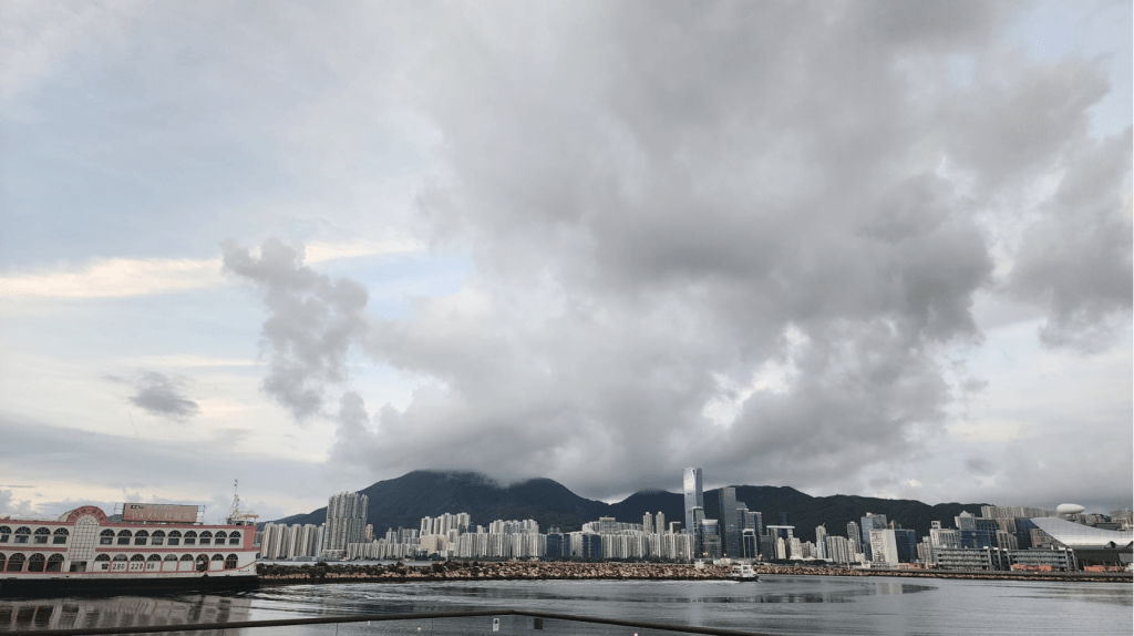 本港地區今日大致多雲,有幾陣驟雨。黎志偉攝 本港地區今日大致多雲,有幾陣驟雨。黎志偉攝