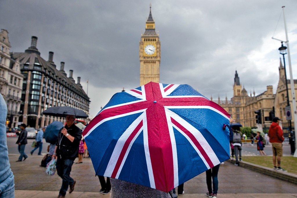 英國政府宣布將收緊移民政策,此舉被視為首相施紀賢及工黨政府回應國內反移民聲浪的關鍵舉措。 英國政府宣布將收緊移民政策,此舉被視為首相施紀賢及工黨政府回應國內反移民聲浪的關鍵舉措。