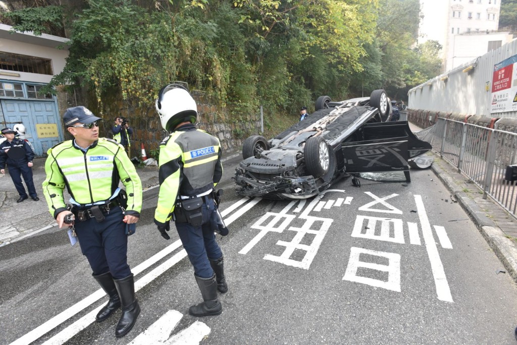 一辆私家车于湾仔坚尼地道失事反转。