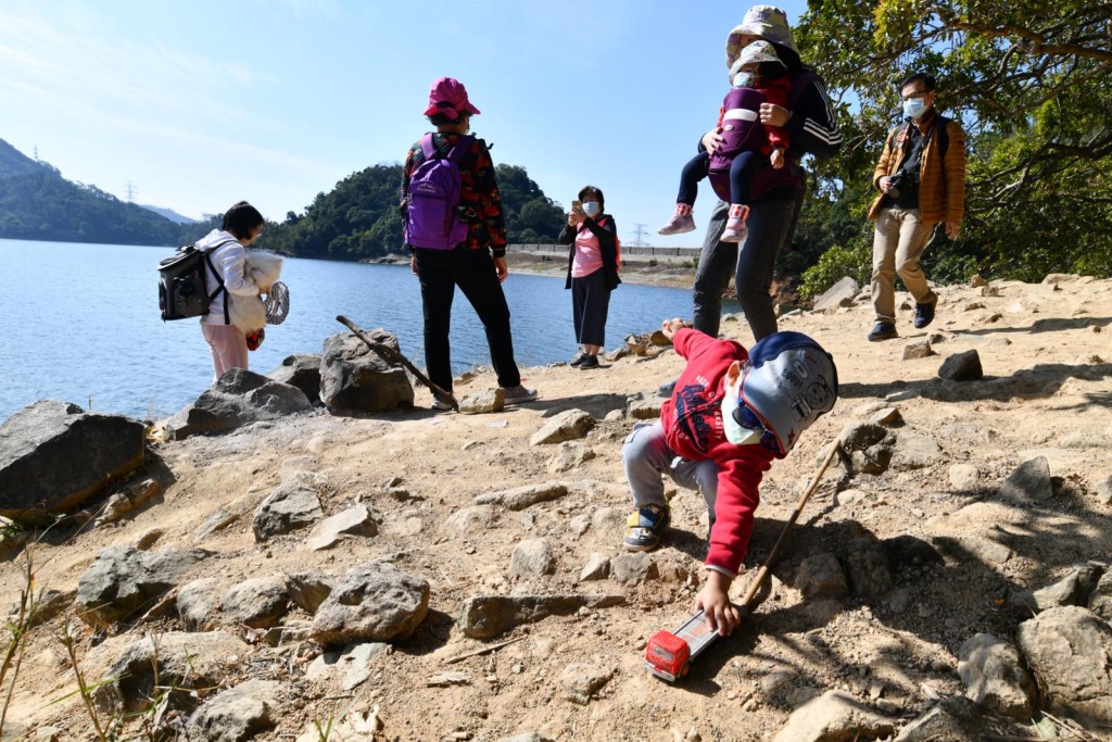 郊野公園人潮湧現。