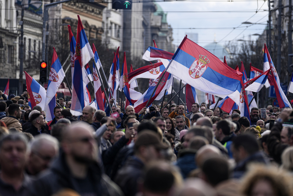 塞爾維亞首都數千人示威，抗議選舉不公。美聯社