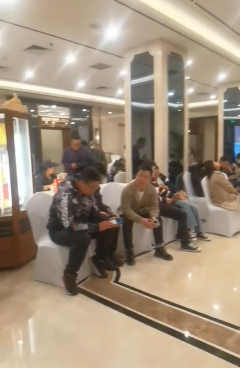 甘肃省驻京办飞天大厦，民众排队等候品尝天水麻辣烫。 
