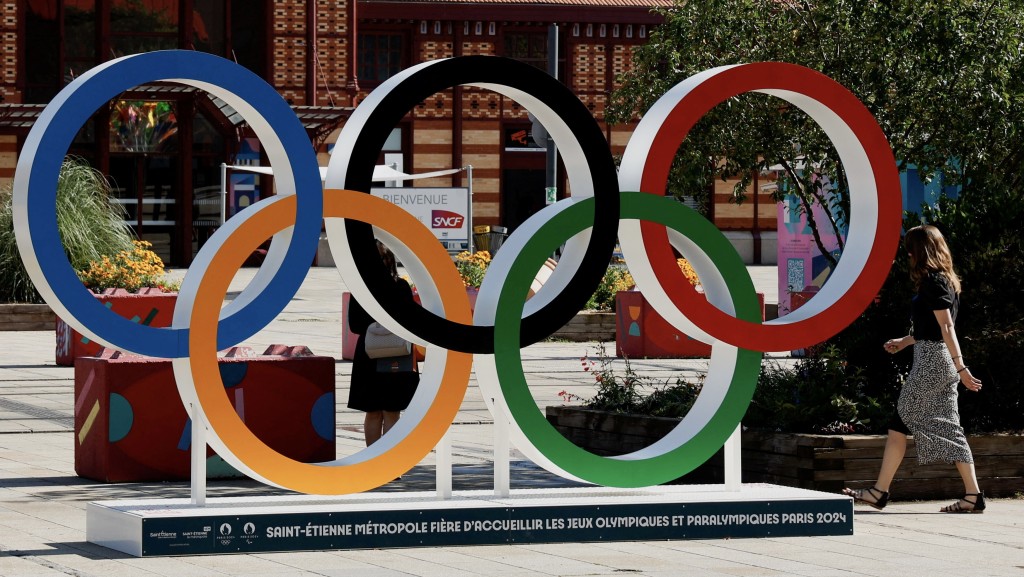圣艾蒂安沙托克勒站外的奥运五环装饰。 路透社