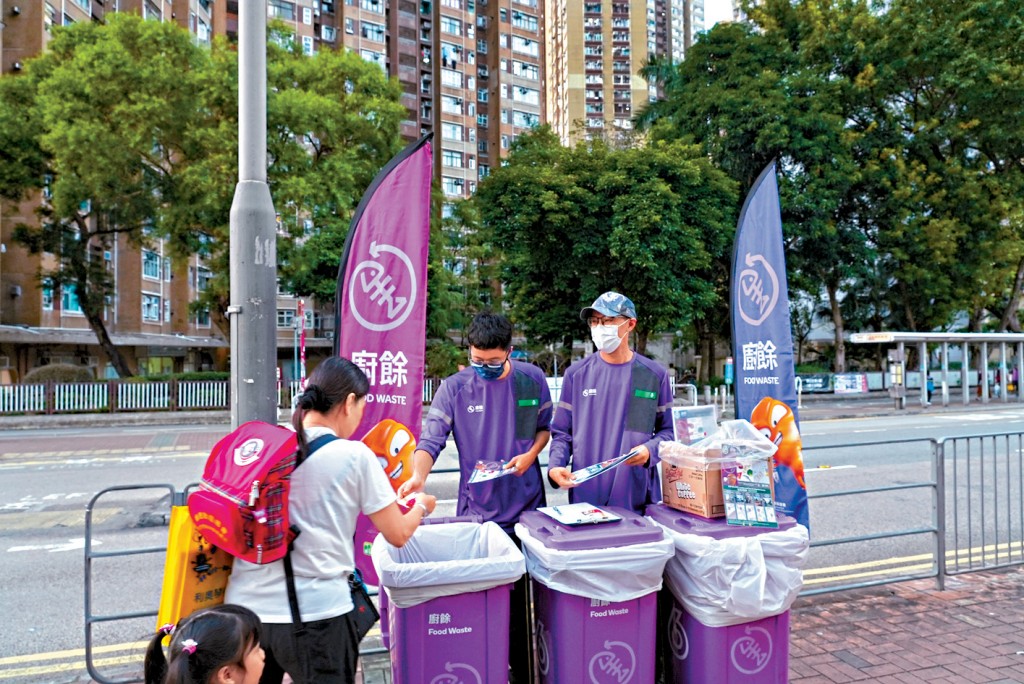環保署以街站形式在社區設立了65個「廚餘回收流動點」，每晚運營兩小時，定時定點收集鄰近家居及食肆廚餘，計劃未來一年將數量增至100個。