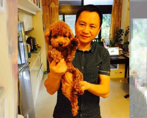 王丹指在隔離期間得到助理和朋友的照料其愛犬。fb
