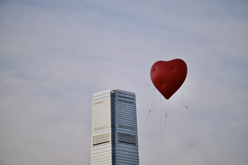 紅心飄浮在香港上空。陳極彰攝