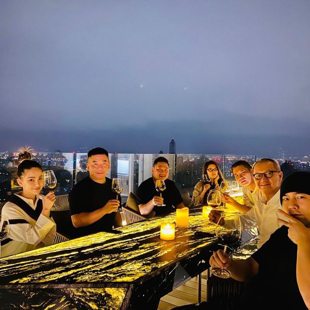 周杰倫邀請好友到家中的360度全景觀大露台暢聚。