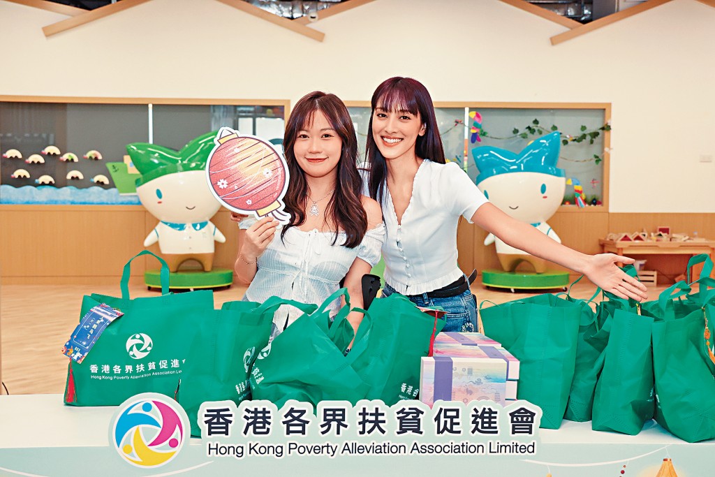 黃婧靈與陳凱琳結伴出席《樂在社區關愛行動—愛在中秋》活動。