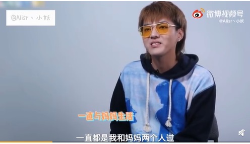 吳亦凡曾在訪問中透露一直只與母親生活。
