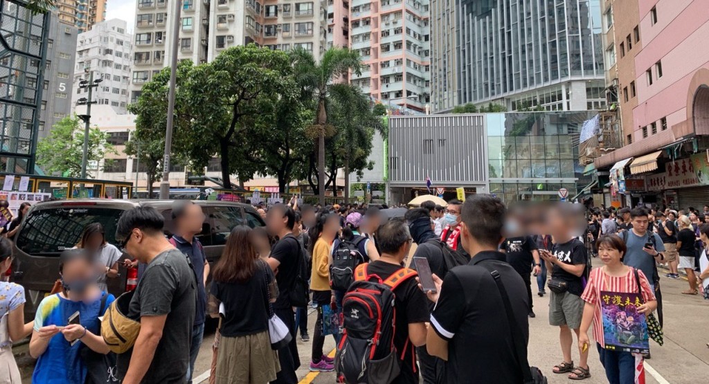 晏架街球場附近有大批市民聚集。學生動源圖片