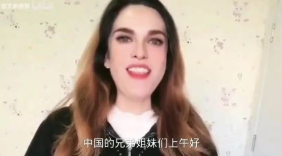 那藝娜最初以扮俄羅斯人走紅。