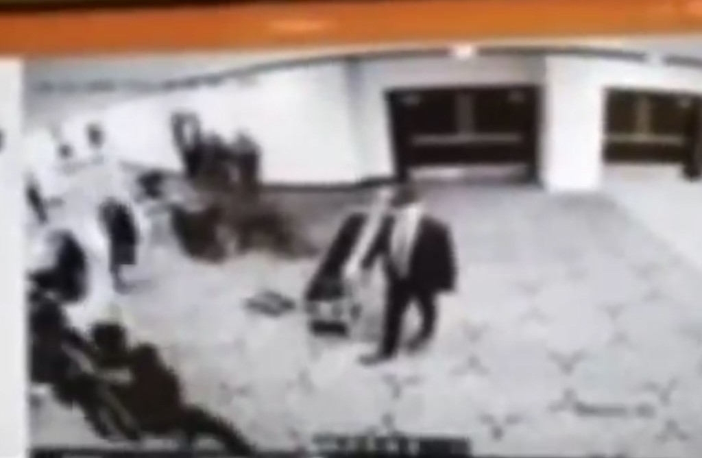 疑犯狂奔準備衝過安檢門。Truth Social