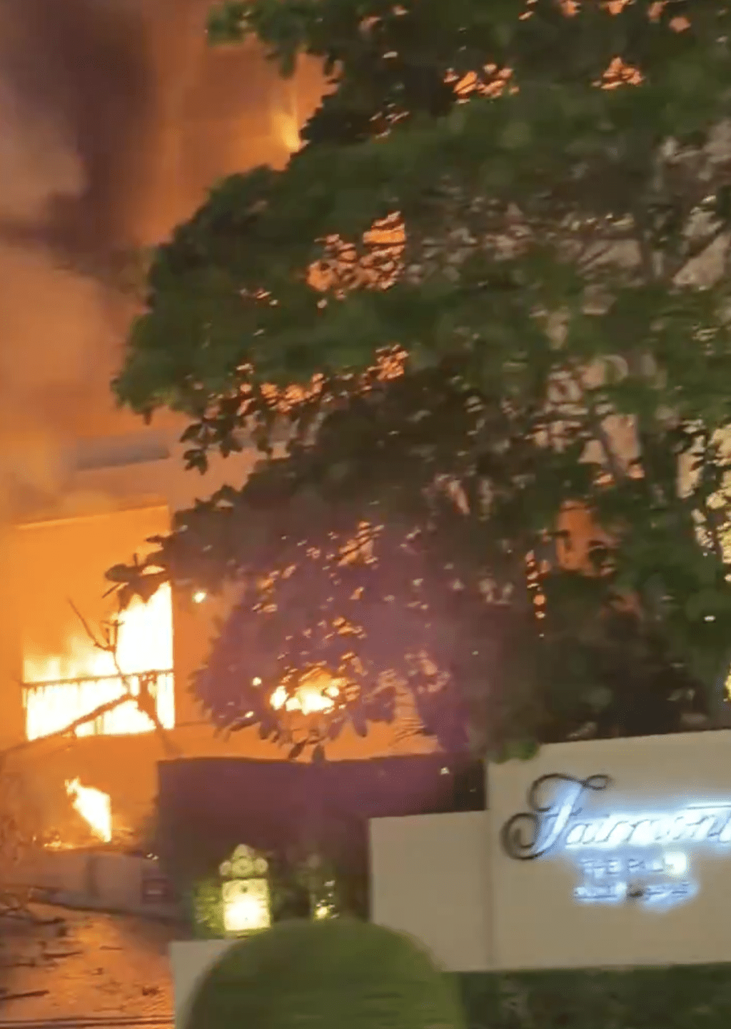 杜拜棕榈岛一间酒店外火光熊熊。X影片截图