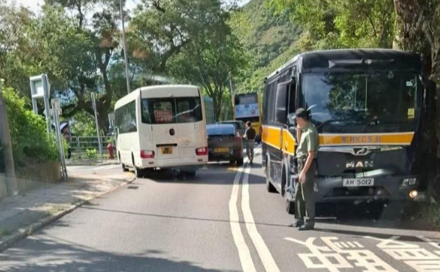 懲教署車輛車頭損毀,有懲教員下車了解。網上圖片 懲教署車輛車頭損毀,有懲教員下車了解。網上圖片