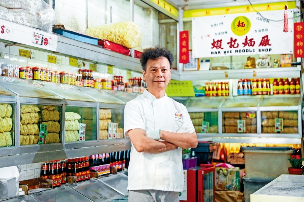 蝦記麵廠第三代主理人陳志雄每日清晨獨自一人完成打麵、壓麵、切麵、執麵全套工序。