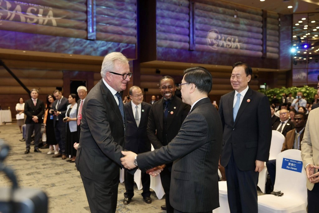 李家超與國際商會執行委員會副主席霍爾格·賓曼（左）會面。李家超fb