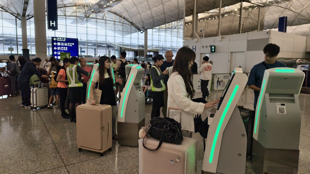 多名旅客提早出門到機場辦理登機手續。