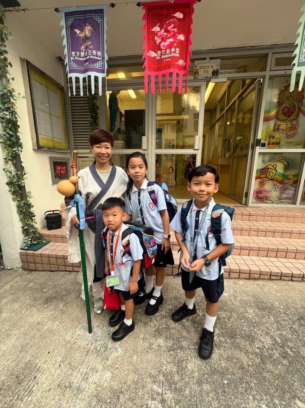 開學日當天,天主教總堂區學校宗藹雯校長於校門迎接一班「弟子」上學。(圖片來源:天主教總堂區學校) 開學日當天,天主教總堂區學校宗藹雯校長於校門迎接一班「弟子」上學。(圖片來源:天主教總堂區學校)