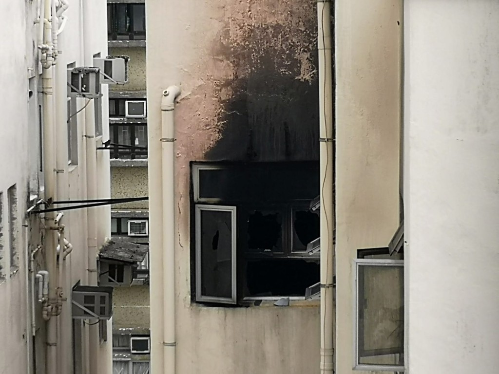 唐樓的外牆亦被熏黑。