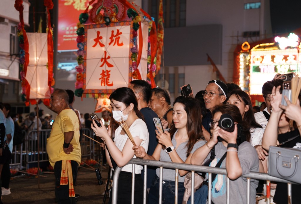 有市民特意早到「霸位」拍攝火龍。 有市民特意早到「霸位」拍攝火龍。