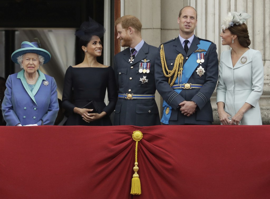 哈里王子(左三)與梅根(左二)最後一次與女皇(左一)會面是在今年6月。AP圖片