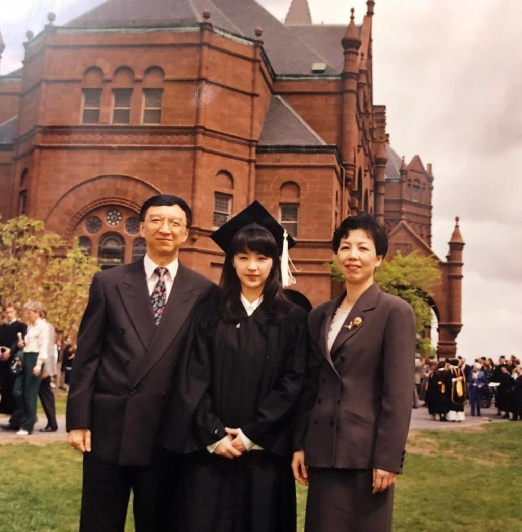 陳慧嫻遵守對父母的承諾，到外國完成大學的課程。