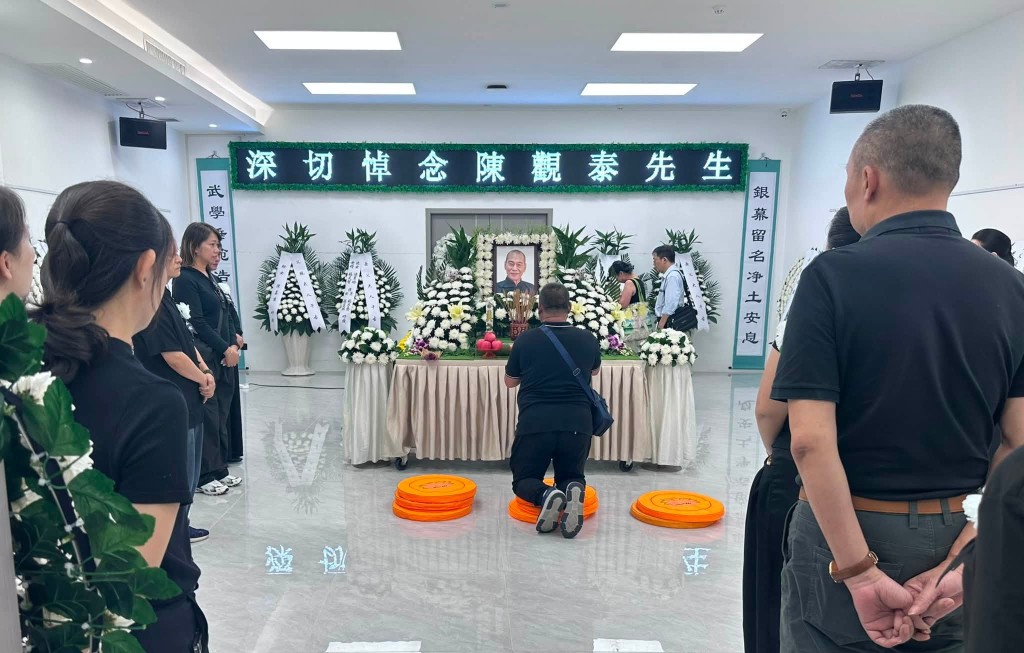 靈堂佈置莊嚴肅穆，以白色為主調，簡潔而隆重。
