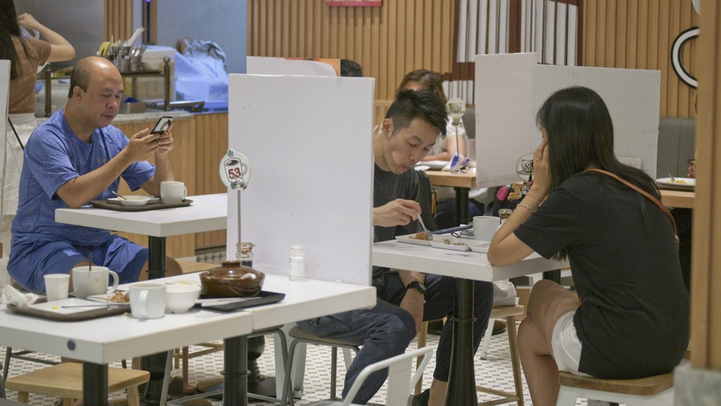 放寬防疫措施能及時挽救生意，市民外出消費用餐的信心漸增。
