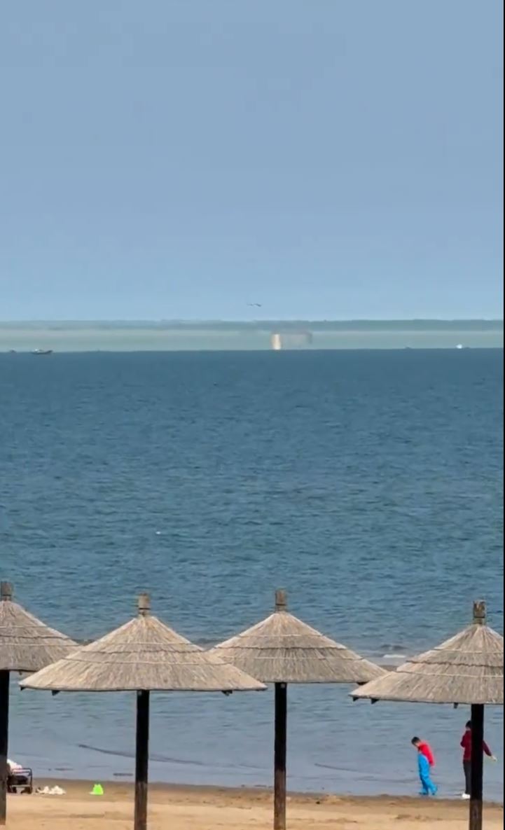 河北秦皇岛出现罕有的带状海市蜃楼，持续近1小时。小红书＠天象爱好者