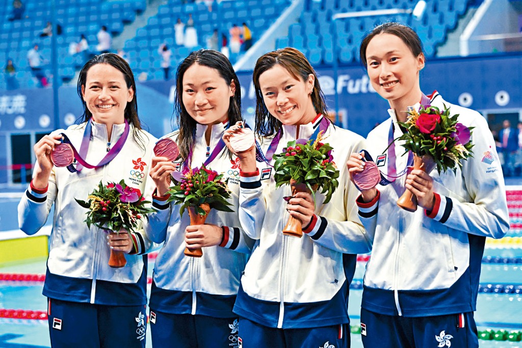 欧铠淳、何诗蓓、简绰桐及谭凯琳在女子4x100米混合泳接力赛夺铜。