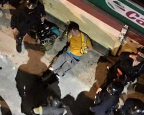 「守護孩子行動」一名成員，早前在元朗鳳攸北街被捕後，懷疑被多名警員帶到後巷毆打。網圖