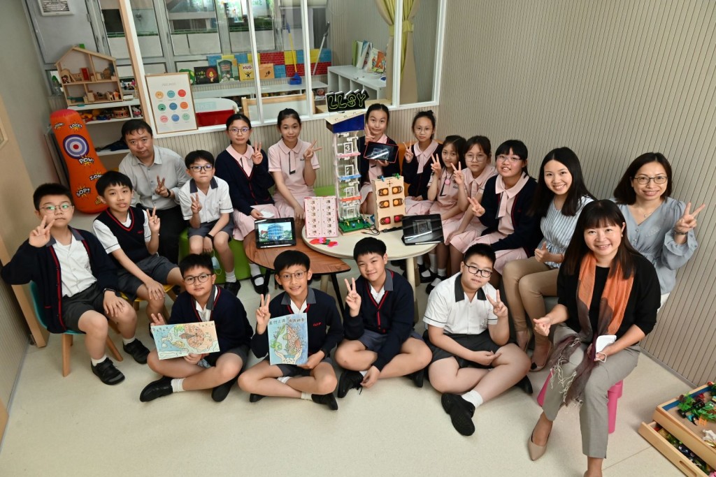勵志會梁李秀娛紀念小學校長和師生，帶同參賽作品拍攝大合照。