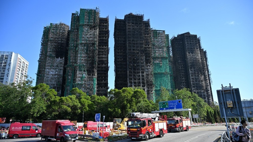 房署屋宇保養測量師確認「明天睇宏福」,宏業員工提早準備樣本供檢查。資料圖片 房署屋宇保養測量師確認「明天睇宏福」,宏業員工提早準備樣本供檢查。資料圖片