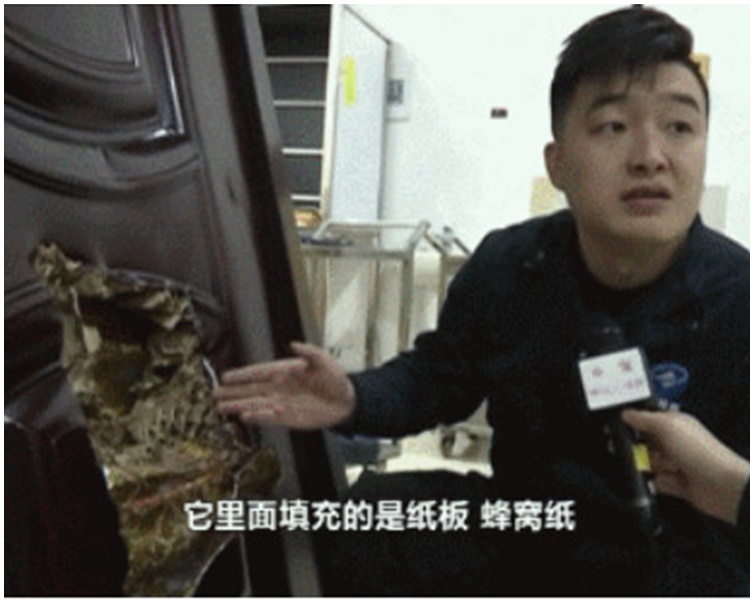 拆开门板内里全塞满纸皮。