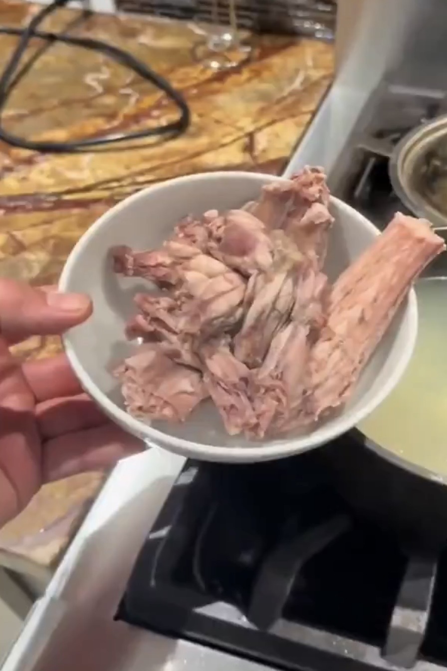 捞起拆骨。  TikTok@gray.davis