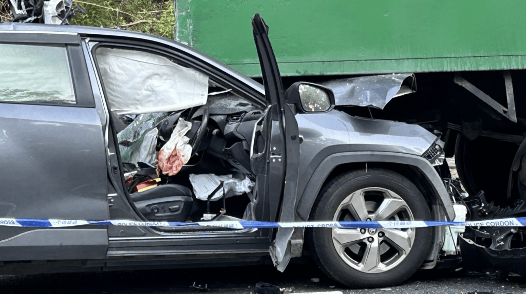 車禍後,私家車車頭盡毀,擋風玻璃碎裂,安全氣袋彈出,染滿血迹。蔡楚輝攝 車禍後,私家車車頭盡毀,擋風玻璃碎裂,安全氣袋彈出,染滿血迹。蔡楚輝攝
