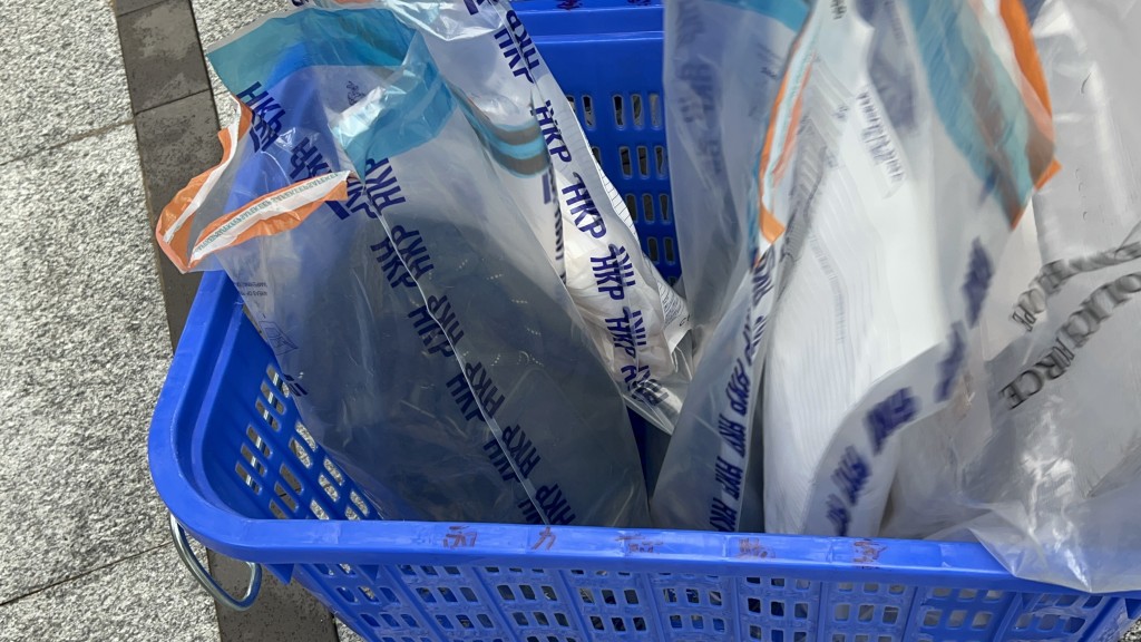 探員檢走證物。楊偉亨攝