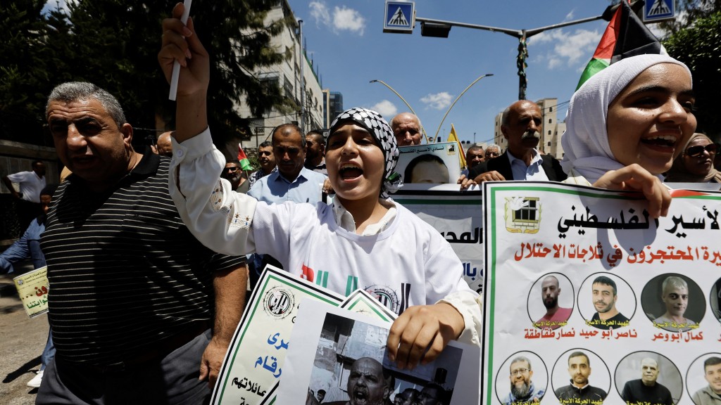 巴勒斯坦人在以色列占领的西岸希伯伦抗议，声援加沙和以色列监狱中的巴勒斯坦囚犯。 路透社