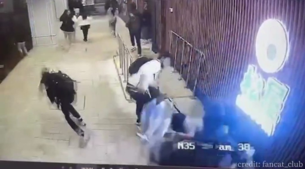 在商場地下位置，疑兇從另一個出口跑出，當時大批廣場內的市民湧出奔逃，場面極度混亂。